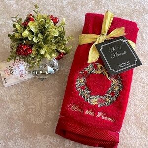 Brand New GANZ Kissing Krystals Mistletoe Ornament & Set of 2 Fingertip Towels